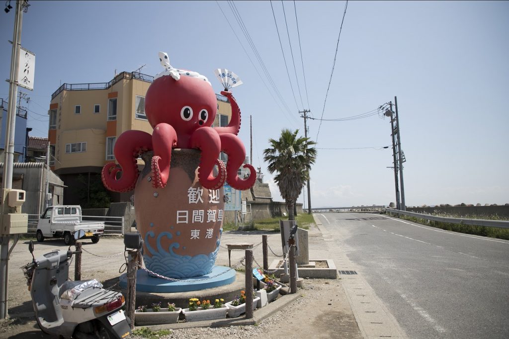 東西タコのモニュメント | 見どころ | 日間賀島観光ナビ